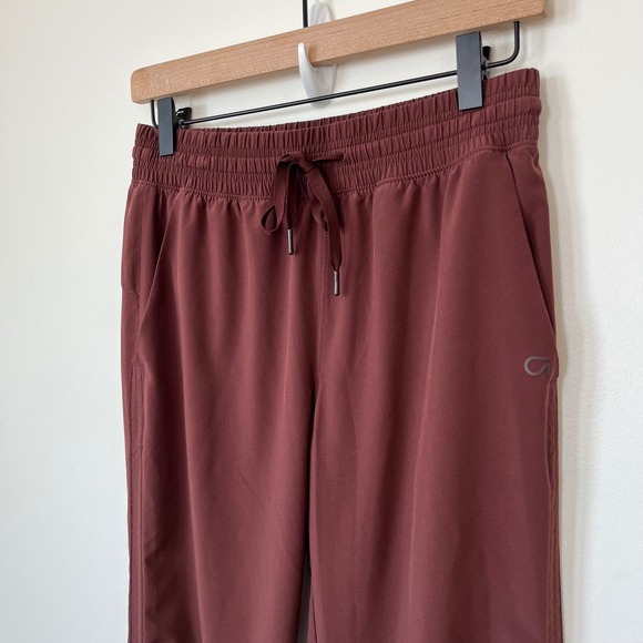 GapFit Recycled Runaround Jogger Pants Womens XS Cherry Wood Burgundy - Picture 3 of 13